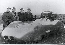 28. Januar 1938. Rekordfahrten auf der Reichsautobahn Frankfurt - Darmstadt. Der Mercedes-Benz 12-Zylinder-Rekordwagen W 125 während der Rekordversuche. Personen von links: Rudolf Uhlenhaut, Max Sailer und ganz rechts Alfred Neubauer.